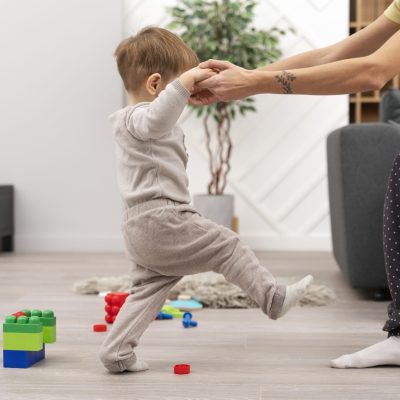 bebe-dando-seus-primeiros-passos